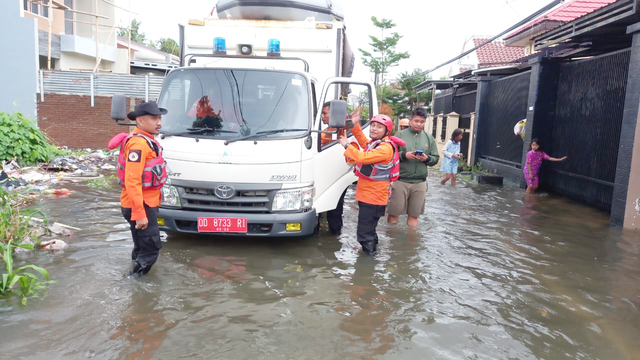 BPBD_Makassar_356_Warga_Mengungsi_Akibat_Banjir,_29_Pohon_Tumbang.png